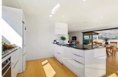 Wanaka House | Peninsula Peaks - Wanaka Holiday Home