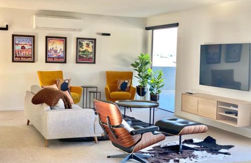 Wanaka House | Peninsula Peaks - Wanaka Holiday Home