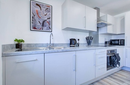 Willesborough Apartment | Penny Place Retreat – Central 2BED 2BATH by Station + Free Parking