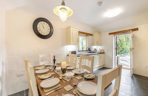 Bontnewydd Cottage | Penpompren is a beautiful thatched cottage located in the Cambrian Mountains.