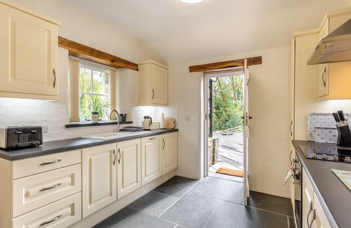 Bontnewydd Cottage | Penpompren is a beautiful thatched cottage located in the Cambrian Mountains.