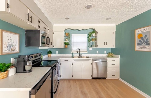 Southeast Pensacola Cottage | Pensacola Cottage - King Bed - Mins. from Beaches & Downtown - Pet Friendly