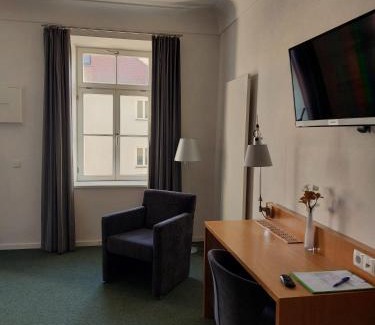 Vilsbiburg Bed & Breakfast | Pension Cafe Konrad