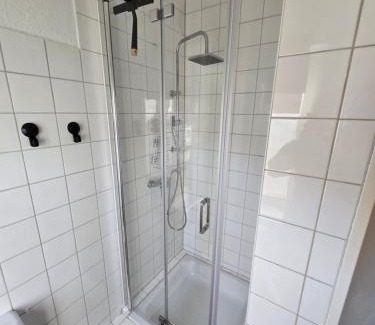 Dallgow-Doeberitz House | Pension GP3, Zimmer mit Kochnische und Duschbad vor den Toren Berlins