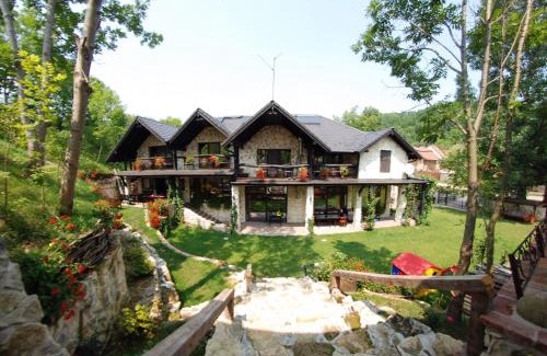 Podeni House | Pensiunea Casa Dacilor