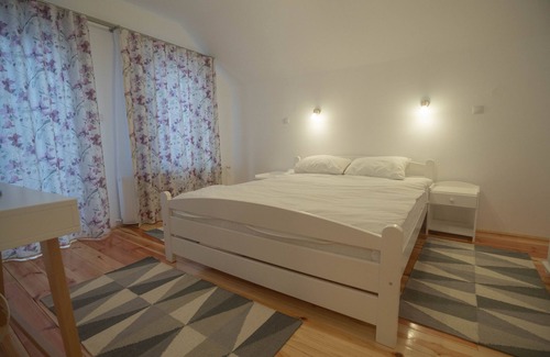 Gales House | Pensiunea Livada Amely