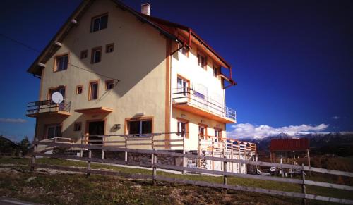 Sirnea House | Pensiunea Pui de Urs Sirnea