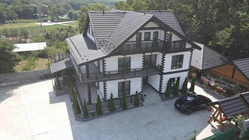 Husi House | Pensiunea VERA&MIR