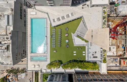 Downtown Miami Apartment | Penthouse Infinity heated pool and jacuzzi