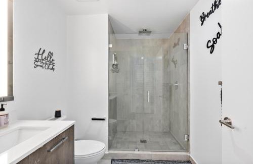 Downtown Miami Apartment | Penthouse Infinity heated pool and jacuzzi