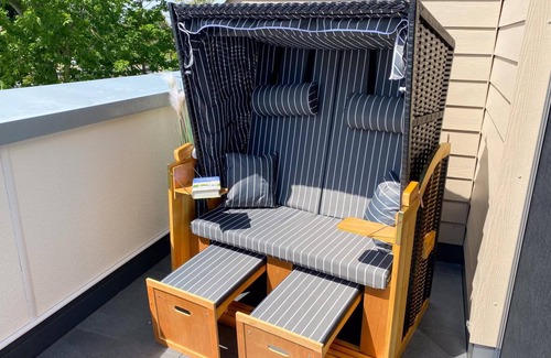 Tossens Apartment | Penthouse Meeresrauschen - light & air. Roof terrace. Elevator. Close to the beach.