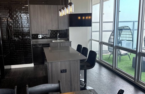 Near South Side Apartment | Penthouse Oasis With Wrap-Around Balcony & Stunning Views