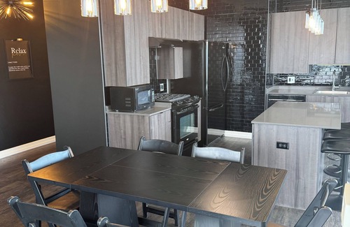 Near South Side Apartment | Penthouse Oasis With Wrap-Around Balcony & Stunning Views