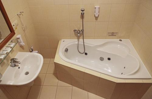 Nitra House | Penzión Wellness & Restaurant Zoborská, free parking