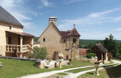Salignac-Eyvignes Apartment | Peony or downstairs bed and breakfast