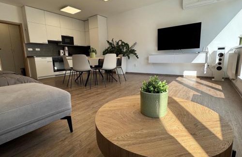 Jihlava Apartment | PeopleGuru apartments - Terasa, Parking