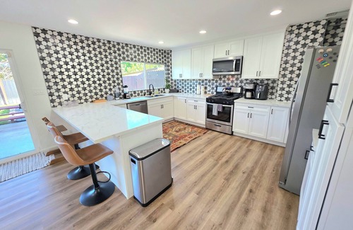 Bay Ho House | Pepper Tree Family Retreat with Trampoline,Ninja-line and Large Backyard!