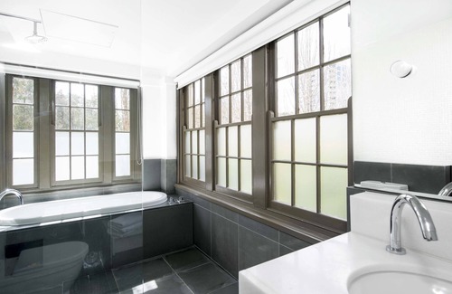 City West Hotel | Peppers Gallery Hotel Canberra