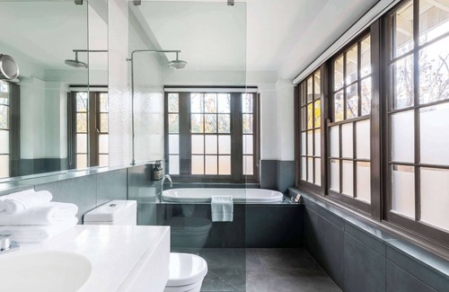 City West Hotel | Peppers Gallery Hotel Canberra