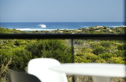 Gnarabup Apartment | Perched above Margaret River’s famous Gnarabup Beach