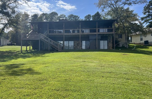 Milledgeville House | Perfect 1 Bedroom Lake Front Home 10 min from Downtown Milledgeville.