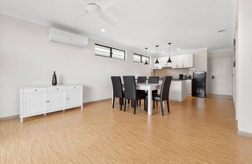 Mooroobool Apartment | PERFECT 2 BEDROOM APARTMENT FOR GROUPS IN INNER-CITY SUBURB CAIRNS