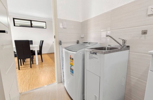 Mooroobool Apartment | PERFECT 2 BEDROOM APARTMENT FOR GROUPS IN INNER-CITY SUBURB CAIRNS