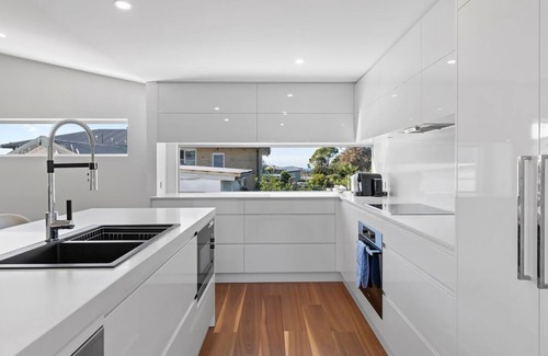 Budgewoi House | Perfect Beachhouse Lakes Surf at your Feet