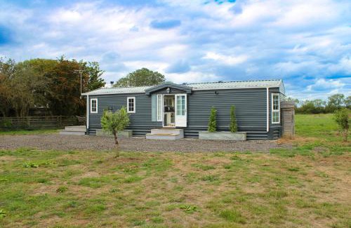 Glentham House | Perfect Couple Retreat, Puppy Lounge & Games Room