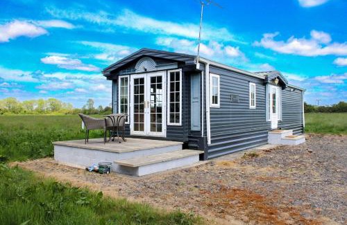 Glentham House | Perfect Couple Retreat, Puppy Lounge & Games Room