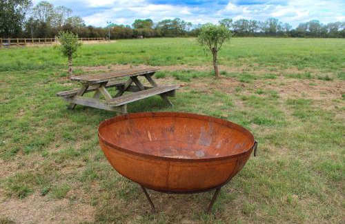 Glentham House | Perfect Couple Retreat, Puppy Lounge & Games Room