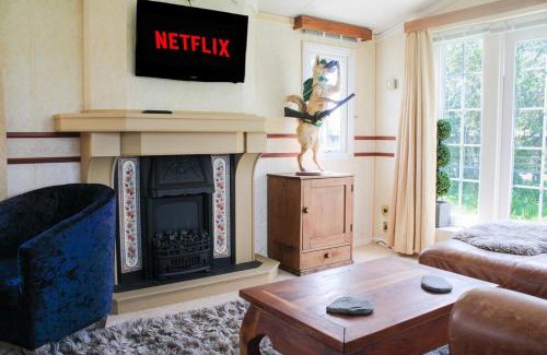 Glentham House | Perfect Couple Retreat, Puppy Lounge & Games Room
