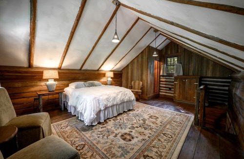 Claxton House | Perfect Couple's or Solo Getaway: 1840s Log Cabin, Claxton, GA