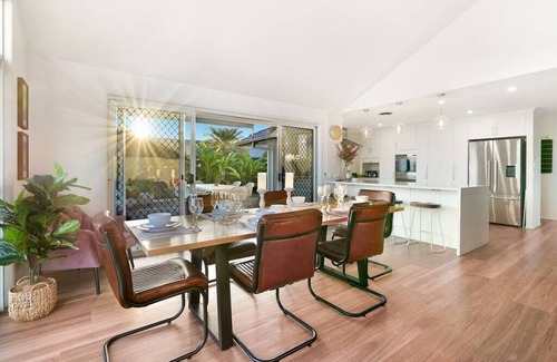 Sorrento House | Perfect Escape Waterfront Central - 4BR, Pool