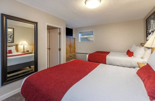 Iron Mountain Hotel | Perfect for Adventures- Experience Luxury Chalet | Explore & Unwind