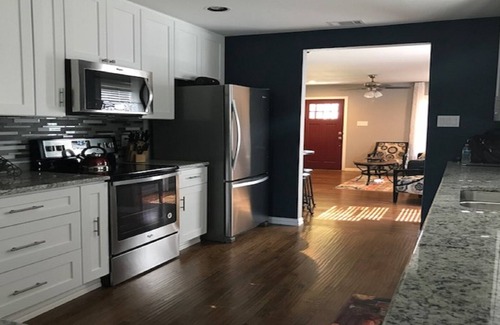 Grapevine House | Perfect for Corporate, Business or Personal Rental - 30 Day Minimum Rental