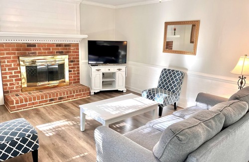 Midlothian House | Perfect for Extended Stays! Fenced Yard, Pets Welcome!