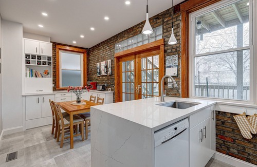 Edgewater Beach Condo | Perfect for Groups! Steps to the Beach and Room for All! Enjoy All Andersonville Has to Offer! by AllSet Turnover