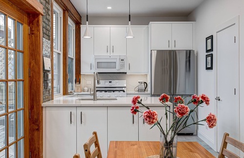 Edgewater Beach Condo | Perfect for Groups! Steps to the Beach and Room for All! Enjoy All Andersonville Has to Offer! by AllSet Turnover