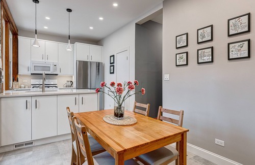 Edgewater Beach Condo | Perfect for Groups! Steps to the Beach and Room for All! Enjoy All Andersonville Has to Offer! by AllSet Turnover