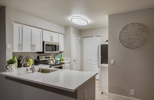 Roseville Apartment | Perfect For Long Stays 2 BR/2 BA w/Washer/Dryer