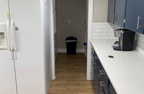 Caldwell House | Perfect for Long Stays. Recently remodeled townhouse next to Freeway & C of I.