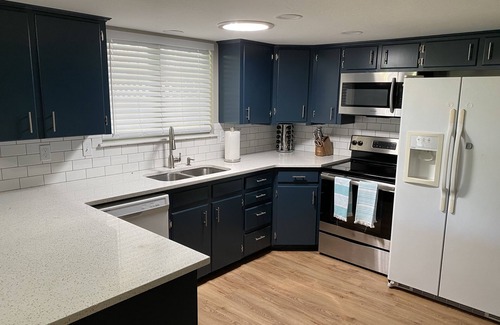 Caldwell House | Perfect for Long Stays. Recently remodeled townhouse next to Freeway & C of I.