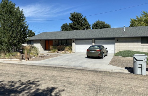 Caldwell House | Perfect for Long Stays. Recently remodeled townhouse next to Freeway & C of I.