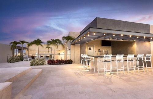 Xcumpich House | Perfect For The Whole Family! 2 Relaxing Units, Free Parking & Breakfast, Pool