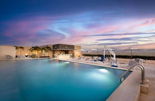 Xcumpich House | Perfect For The Whole Family! 2 Relaxing Units, Free Parking & Breakfast, Pool