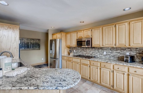 Three Peaks House | Perfect For Your Family Vacay With Yard, Hot Tub & Pet Friendly! 5 Bedroom Home by RedAwning