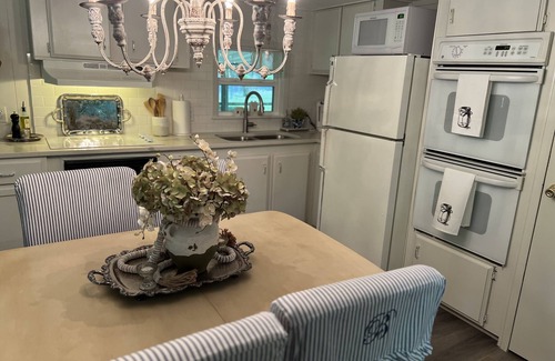 China Spring Cottage | Perfect Getaway On The River Yet Minutes Drive To Magnolia And Waco Attractions