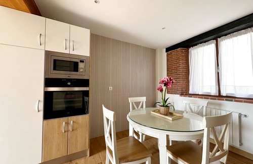Isla House | 🏡 Perfect Island Getaway - Townhouse with Private Parking 🚗✨.