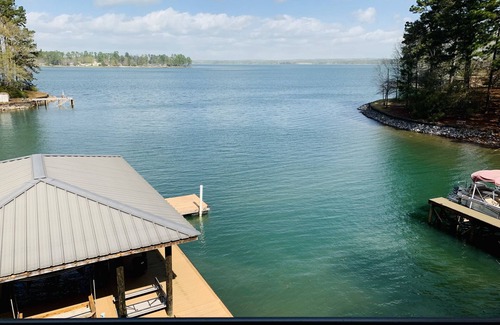Tallassee House | Perfect Lake Getaway-6 Bedrooms, Ideal Location and Never Ending Views